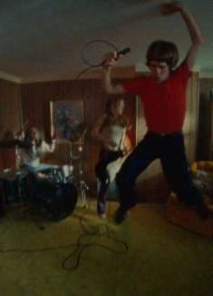 卧室疯狂：Porches 合成器流行新歌「Lately」MV