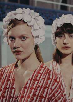 Miu Miu x mytheresa 广告，游泳馆复古盛宴