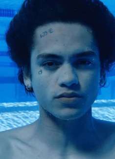 在法院里跳舞，这支 MV 有点「蓝」