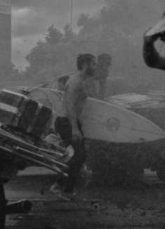 黑白主题广告:这个冲浪的男人像是喝了假酒