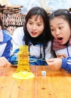 婷婷和小伙伴一起玩新玩具，虎妞输了被罚学青蛙叫，太逗了