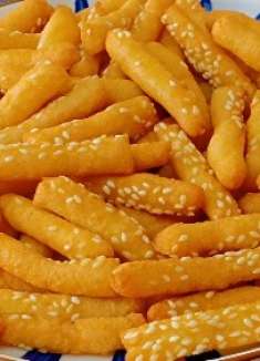 天冷，孩子想吃零食别出去买了，家里有糯米粉就能做，香甜又酥脆