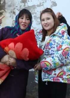 女子路边捡个弃婴，抚养22年终身未嫁，给这样伟大的母亲点赞