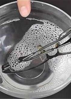 把眼镜放水里泡一泡，用途真厉害，一年能省几百元，快看看