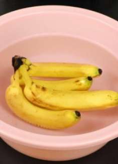 香蕉放2天就变黑，果农教我一招，放半个月不坏