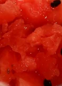 用西瓜瓤去除红血丝和脂肪粒的小妙招,效果非常好