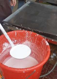 想做好广东肠粉的秘诀之一：水到渠成，熟能生巧