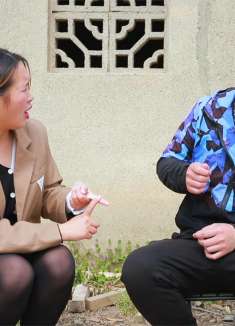 小伙跟媳妇要零花钱，没想媳妇反应太逗了