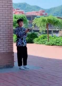 美女大学生为得学长芳心，假装拧不开瓶盖，结果发生这一幕