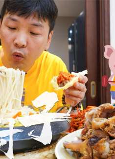 智贤家今日美食，酱猪肘子和花甲海鲜面，辣拌萝卜丝必须要有！