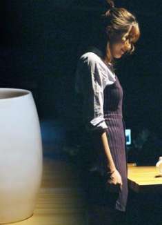 办公室女神深夜送温暖,男同事的反应真让人着急