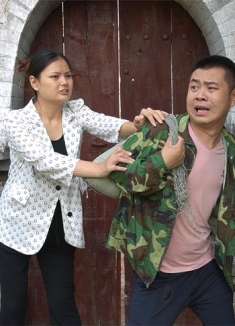 老公外出打工挣了4千万，没想媳妇却不让他进家门，太搞笑了