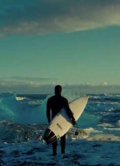 在冰天雪地，冲进北极冻海的浪里