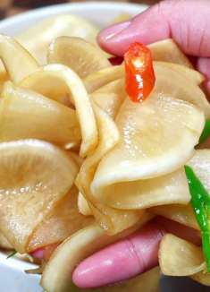 年夜饭安排一盘酸辣脆爽的腌萝卜，超级解腻