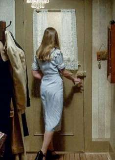 女孩不信神，家人让她打开家中的一扇门，没想到另外一边竟是地狱