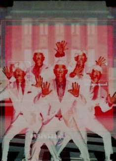 西装大叔时隔两年回归！魔性「黑客帝国」