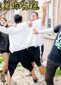 搞笑剧：傻小子去相亲，被老丈人打出来了，太搞笑了