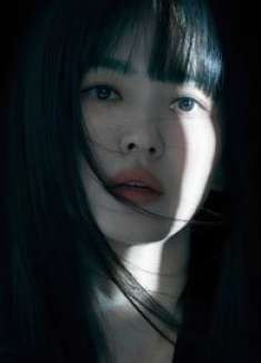 女孩因长得漂亮被人扔到楼下，旁边的女孩只是看了一眼便噩梦不断