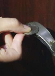 冬季,静电太影响生活,一把钥匙,一枚硬币帮您解除困扰