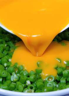 把豆角切成丁，淋入2个鸡蛋，我家一周吃6次，每次米饭都不够吃