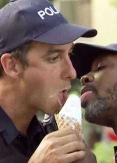 同吃一根冰淇淋？我们是不是有点暧昧了？