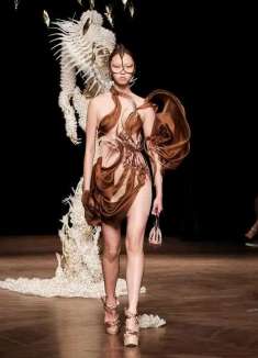 惊艳四射！时装周「秀」出来的神话故事