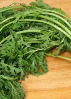 茼蒿怎么做好吃？这样做简单快速又解馋，我家得空就做着吃