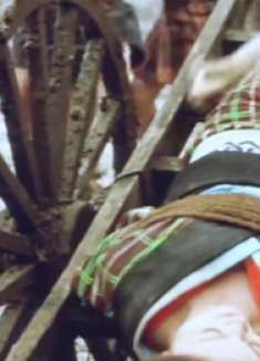 小日子真变态！当街欺负良家妇女，丈夫束手无策