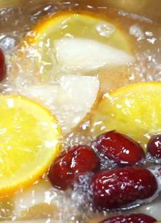 这么冷的天，必须得来一碗热乎乎的雪梨热橙茶呀，酸酸甜甜