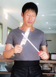 韩国排行第一的杀手，被肥皂滑倒失去记忆后，被人收留变成厨师