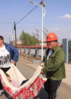 超级搞笑：搞笑小伙懒媳妇天天睡觉太逗了