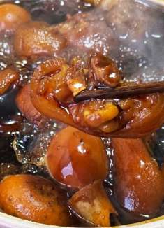 天气越来越冷，做锅猪脚姜太合适了，吃完全身暖暖的老婆开心坏了