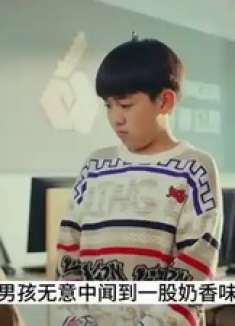 男人明明是开锁高手，竟故意装菜鸟给人打下手