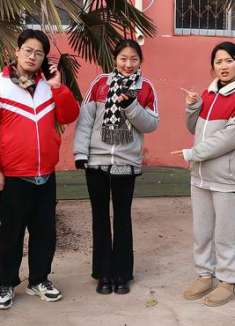 静静用手机捉弄壮壮，遇到事要及时求证，不要随便相信别人的话哦