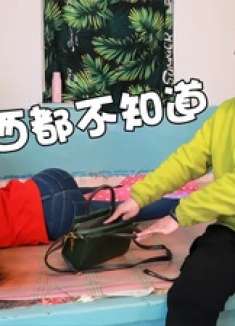 搞笑剧：美女下夜班倒头就睡，门没锁小偷溜进来，幸好美女反应快