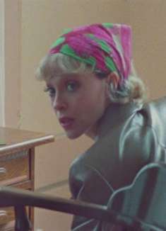 放克起来！独立摇滚天后 St. Vincent 新歌「Down」MV