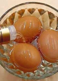 鸡蛋放进白酒里泡一泡，真厉害，看了不敢相信，可惜现在才明白