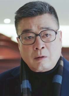 男孩发现父亲的秘密，结果被赶出家门，母亲的做法太解气