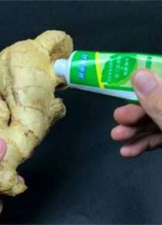 把牙膏挤生姜上，作用实在太厉害了，我也是刚知道，家家用得到