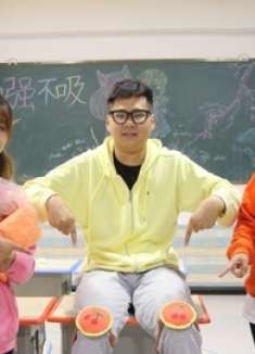 刘小北打篮球摔伤膝盖，王小九用粘土制作护膝帮助他，真可爱