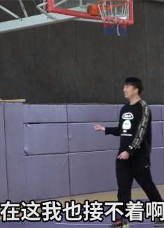 小伙球场带2个内奸整蛊不文明路人，还疯狂说他犯规，出大事了！