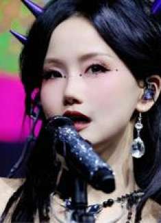 黄龄又火了！2025又一首歌一夜破亿，网友：这嗓音该打马赛克