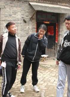 爆笑喜剧:俩二货比力气争美女,却败给了现实!