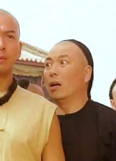 小伙力大无穷肩挑四名壮汉，竟能行走自如大气不喘一口