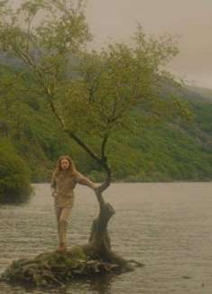 草莓男孩是你吗？惬意新歌「Sun Outside My Window」MV