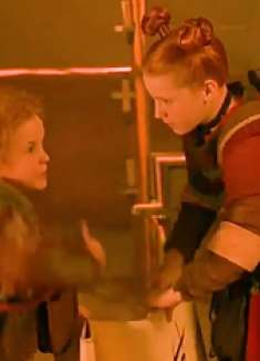 男子发现纸会自己移动，不曾想竟是两个小矮人！