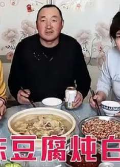 东北农家菜，冻豆腐和大白菜炖一锅，喝汤吃豆腐，吃着香极了