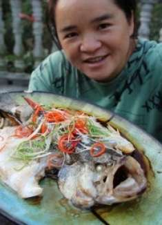 苗大姐捡得大便宜，清蒸鲈鱼味太好，吃得太饱怕漏饭