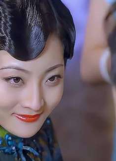 老外喝酒喝不过姑娘，提出比腕力，不料下秒惨遭打脸！