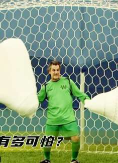 头都快笑掉了！球员射门每次都命中队友的脸，比赛的时候惨遭报复